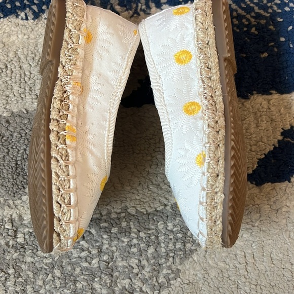 NWOT daisy espadrilles - Picture 2 of 5